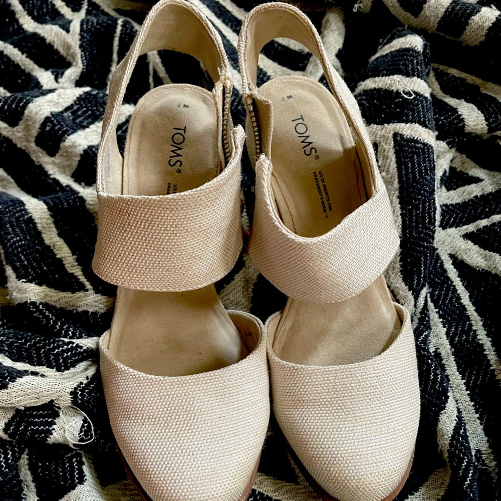 TOMS size 7 adorable booties/heels! Comfortable